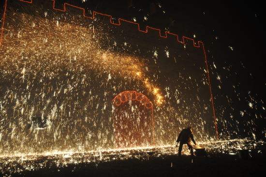 五穀豊穣や豊かな暮らしへの願いが込められた伝統芸能、打樹花(何さん特別編)